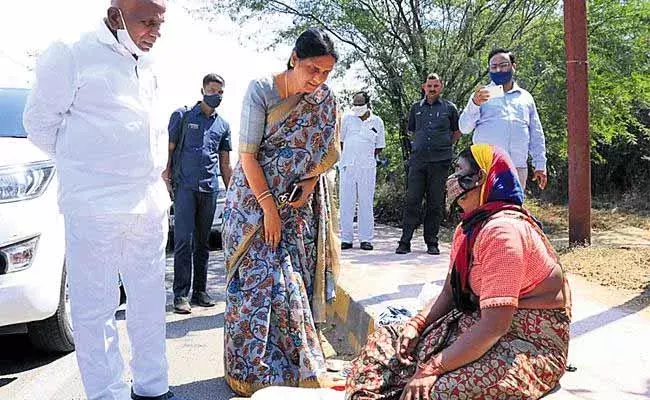 మహిళను చూసి ముందుకు వెళ్లి.. యూటర్న్ తీసుకుని మరీ మంత్రి పరామర్శ..! మహిళను చూసి ముందుకు వెళ్లి.. యూటర్న్ తీసుకుని మరీ మంత్రి పరామర్శ..!