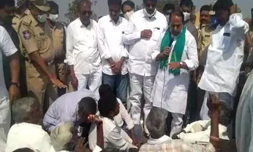 నిర్మల్ జిల్లా పొన్కల్లో మంత్రి ఇంద్రకరణ్ను అడ్డుకున్న రైతులు నిర్మల్ జిల్లా పొన్కల్లో మంత్రి ఇంద్రకరణ్ను అడ్డుకున్న రైతులు