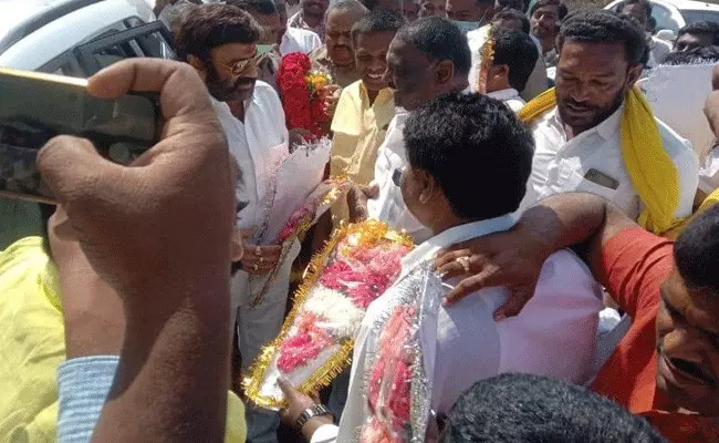 వైసీపీకి మద్దతిచ్చే వంద కుటుంబాలు.. బాలయ్య సమక్షంలో టీడీపీలో చేరిక వైసీపీకి మద్దతిచ్చే వంద కుటుంబాలు.. బాలయ్య సమక్షంలో టీడీపీలో చేరిక