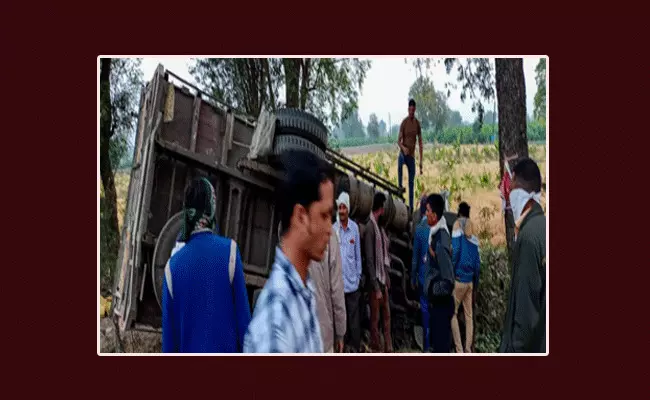 ఘోర ప్రమాదం.. ట్రక్కు బోల్తా.. 16 మంది కూలీలు దుర్మరణం ఘోర ప్రమాదం.. ట్రక్కు బోల్తా.. 16 మంది కూలీలు దుర్మరణం