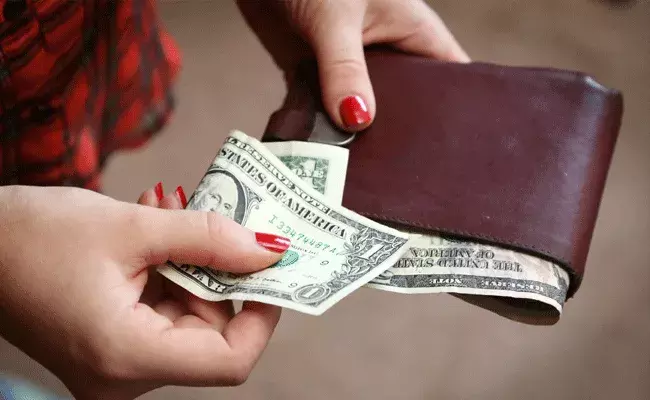 కమెడియన్ ఇచ్చిన టిప్ చూసి వెయిటర్ షాక్.. రూ.9.42 లక్షలు మరి..