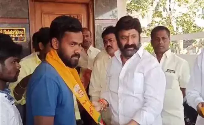 బాలకృష్ణ సమక్షంలో టీడీపీలో చేరిన యువత..! బాలకృష్ణ సమక్షంలో టీడీపీలో చేరిన యువత..!