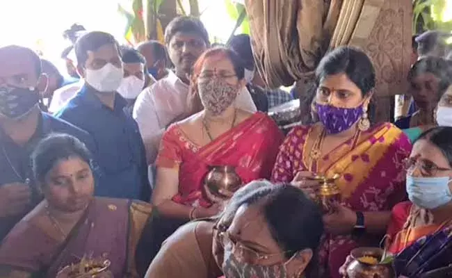 జోగులాంబ సన్నిధిలో సీఎం కేసీఆర్ కుటుంబం..! జోగులాంబ సన్నిధిలో సీఎం కేసీఆర్ కుటుంబం..!