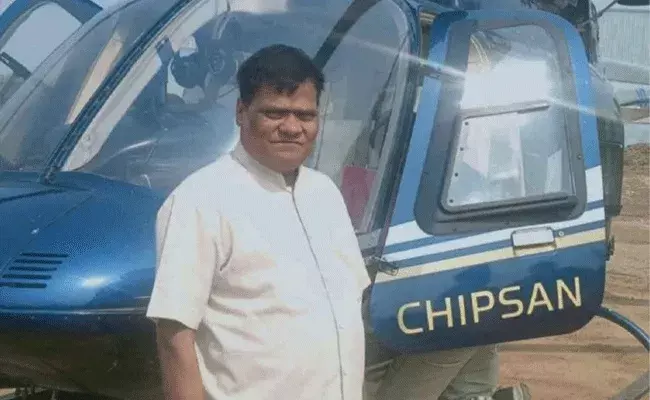 బాబు కోటీశ్వరుడు.. పాలు అమ్మేందుకు హెలికాప్టర్ కొన్నాడు