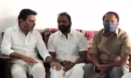 మంత్రి శ్రీనివాస్ గౌడ్ కుటుంబాన్ని పరామర్శించిన మంత్రి కేటీఆర్