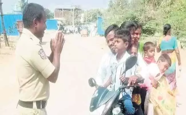 ఏడుగురితో బైక్ పైన... దండం పెట్టిన కానిస్టేబుల్..! ఏడుగురితో బైక్ పైన... దండం పెట్టిన కానిస్టేబుల్..!