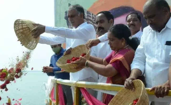 సీఎం కేసీఆర్ పుట్టిన రోజున రంగనాయకసాగర్ నీరు విడుదల చేసిన మంత్రి హరీష్రావు సీఎం కేసీఆర్ పుట్టిన రోజున రంగనాయకసాగర్ నీరు విడుదల చేసిన మంత్రి హరీష్రావు