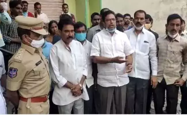న్యాయవాది దంపతుల హత్య :  నిందితులను వెంటనే అరెస్ట్ చేయాలి: శ్రీధర్ బాబు న్యాయవాది దంపతుల హత్య :  నిందితులను వెంటనే అరెస్ట్ చేయాలి: శ్రీధర్ బాబు
