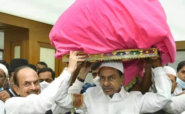 అజ్మీరా దర్గా ఉర్సు ఉత్సవాలకు చాదర్ పంపిన కేసీఆర్ అజ్మీరా దర్గా ఉర్సు ఉత్సవాలకు చాదర్ పంపిన కేసీఆర్