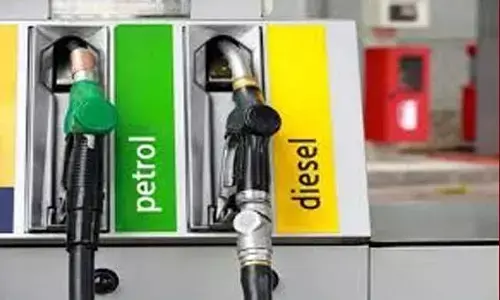 Petrol and diesel prices :పెట్రోలుపై లీటరుకు 25 పైసలు, డీజిల్‌పై 30 పైసలు పెంపు.. రేట్లు ఇవే..!