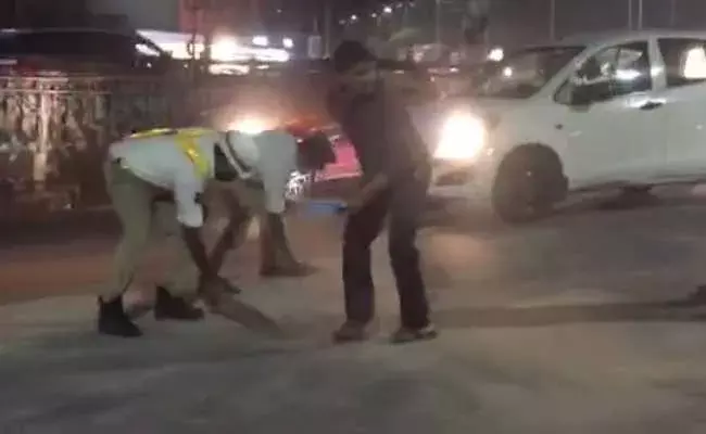 ట్రాఫిక్ పోలీసుల ఔదార్యం.. చీపుర్లు పట్టి రోడ్డు శుభ్రం చేసిన ట్రాఫిక్ పోలీసులు..! ట్రాఫిక్ పోలీసుల ఔదార్యం.. చీపుర్లు పట్టి రోడ్డు శుభ్రం చేసిన ట్రాఫిక్ పోలీసులు..!