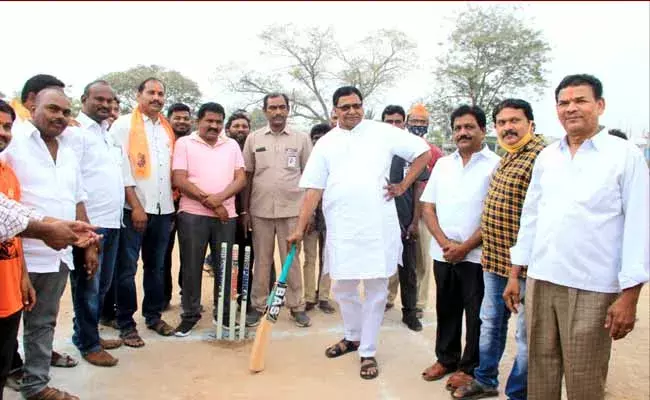 బ్యాట్ పట్టిన మాజీ మంత్రి.. ! బ్యాట్ పట్టిన మాజీ మంత్రి.. !