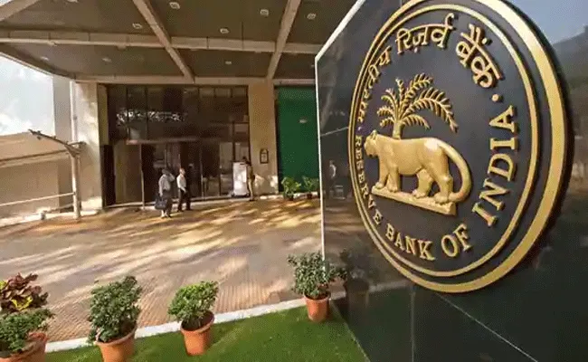 RBI clamps down: ఆ బ్యాంకుపై ఆర్‌బీఐ ఆంక్షలు.. ఎందుకైనా మంచిది ఓ సారి చెక్ చేసుకోండి..