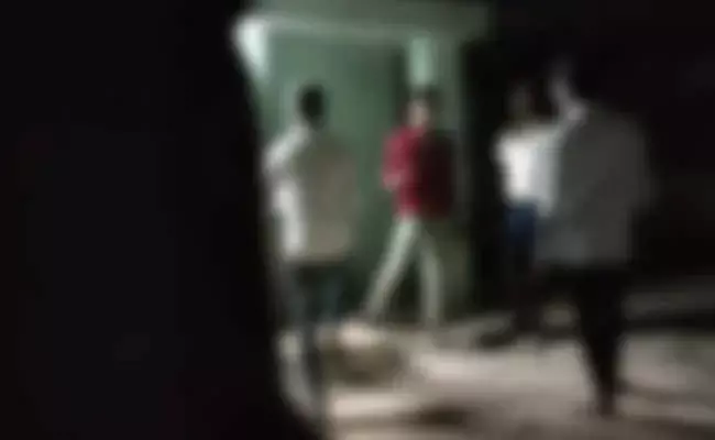 హాస్టల్ వార్డెన్ సాక్షిగా... బ్యాచ్లుగా విడిపోయి కొట్టుకున్న హాస్టల్ విద్యార్ధులు..! హాస్టల్ వార్డెన్ సాక్షిగా... బ్యాచ్లుగా విడిపోయి కొట్టుకున్న హాస్టల్ విద్యార్ధులు..!