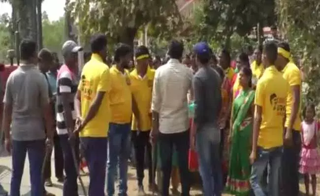 తూర్పుగోదావరి జిల్లాలో పోలీసులు అత్యుత్సాహం! తూర్పుగోదావరి జిల్లాలో పోలీసులు అత్యుత్సాహం!