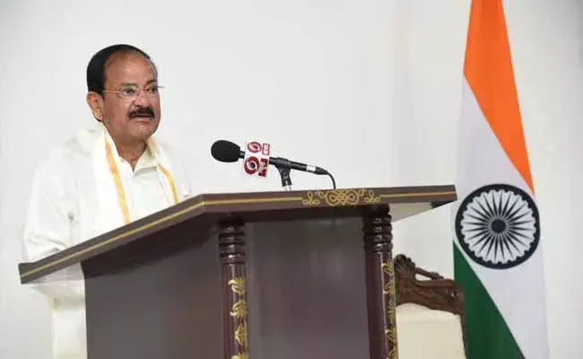 మాతృభాషను మరిచిన వాడు మనిషే కాదు: వెంకయ్య నాయుడు మాతృభాషను మరిచిన వాడు మనిషే కాదు: వెంకయ్య నాయుడు