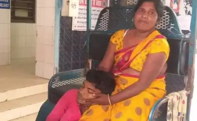 చేతిలో పెన్ను, పేపర్‌ పట్టుకుని మృత్యు ఒడికి.. !