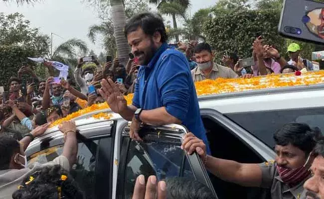 రాజమండ్రిలో సందడి చేసిన మెగాస్టార్‌ చిరంజీవి