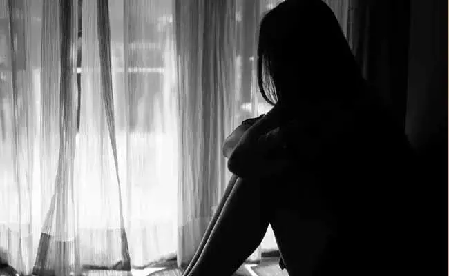 ఇంటికి పిలిచి బీకాం విద్యార్థినిపై అత్యాచారం..! ఇంటికి పిలిచి బీకాం విద్యార్థినిపై అత్యాచారం..!