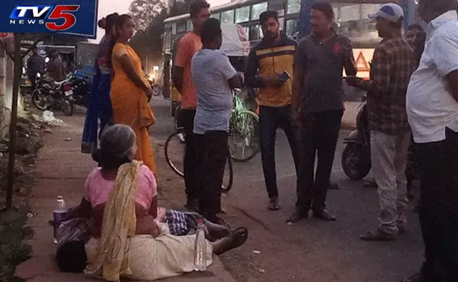 ఆర్టీసీ బస్సులో వృద్ధుడు మృతి.. మృతదేహాన్ని, భార్యను మధ్యలోనే దించేసిన సిబ్బంది