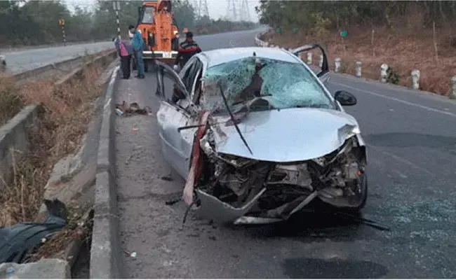 Car Accident: కోటి రూపాయల బంగారు నగలతో ప్రయాణం.. రోడ్డు యాక్సిడెంట్లో ఇద్దరు వ్యాపారస్తులూ.. Car Accident: కోటి రూపాయల బంగారు నగలతో ప్రయాణం.. రోడ్డు యాక్సిడెంట్లో ఇద్దరు వ్యాపారస్తులూ..