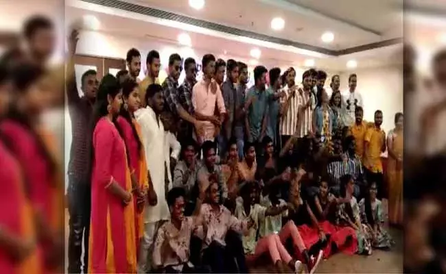 ఒకే ఫ్రేమ్‌లో 25 కవల జంటలు..!