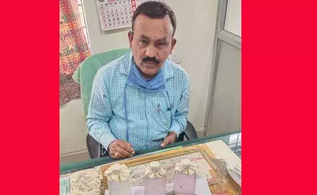 అంత్యక్రియల చెక్కు ఇచ్చేందుకు కూడా అయిదు వేల లంచం అడిగాడు!