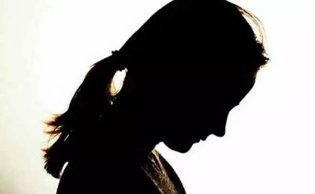 లేడీ కాదు బాబోయ్.. మహా కిలాడీ.. ఎంత పని చేసిందంటే..! లేడీ కాదు బాబోయ్.. మహా కిలాడీ.. ఎంత పని చేసిందంటే..!