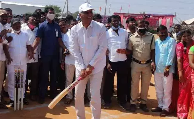 యువకులతో క్రికెట్ ఆడి సందడి చేసిన మంత్రి హరీష్ రావు..! యువకులతో క్రికెట్ ఆడి సందడి చేసిన మంత్రి హరీష్ రావు..!