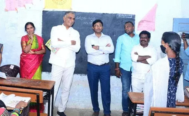 టీచర్‌గా మారిన మంత్రి హరీష్‌రావు