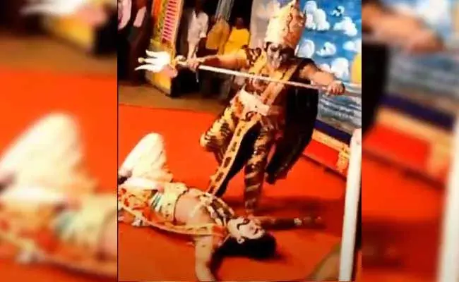 పాత్రలో లీనమై.. నాటకంలో హత్యాయత్నం..! పాత్రలో లీనమై.. నాటకంలో హత్యాయత్నం..!