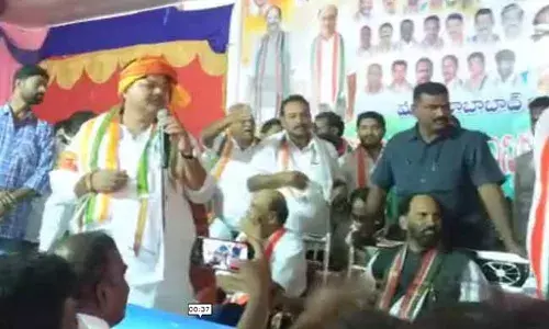 మహబూబాబాద్లో కాంగ్రెస్ ఎమ్మెల్సీ సమావేశంలో రసాభాస మహబూబాబాద్లో కాంగ్రెస్ ఎమ్మెల్సీ సమావేశంలో రసాభాస