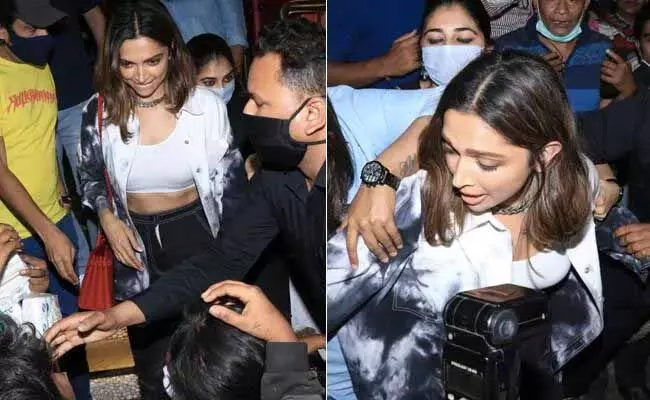 హీరోయిన్ను చుట్టుముట్టిన ఫ్యాన్స్ .. ఇంతలో బ్యాగు లాగేసుకొని..! హీరోయిన్ను చుట్టుముట్టిన ఫ్యాన్స్ .. ఇంతలో బ్యాగు లాగేసుకొని..!