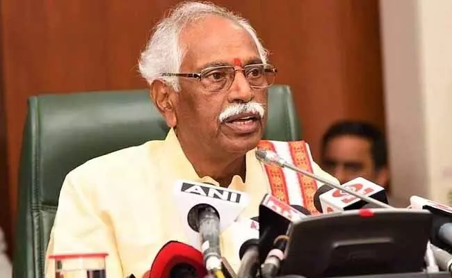 గవర్నర్ బండారు దత్తాత్రేయను నెట్టేసిన కాంగ్రెస్ ఎమ్మెల్యేలు..! గవర్నర్ బండారు దత్తాత్రేయను నెట్టేసిన కాంగ్రెస్ ఎమ్మెల్యేలు..!