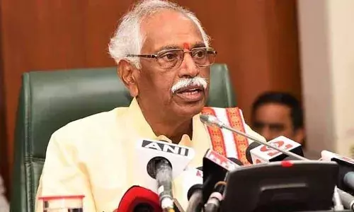 గవర్నర్‌ బండారు దత్తాత్రేయను నెట్టేసిన కాంగ్రెస్‌ ఎమ్మెల్యేలు..!