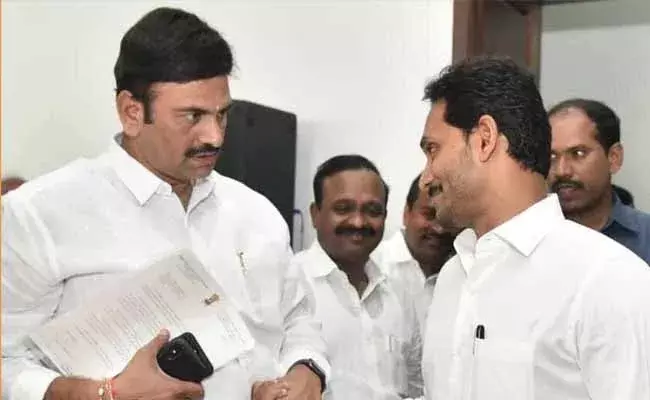 వైసీపీ ఎంపీ రఘురామ పిటిషన్ను స్వీకరించిన సీబీఐ కోర్టు..! వైసీపీ ఎంపీ రఘురామ పిటిషన్ను స్వీకరించిన సీబీఐ కోర్టు..!
