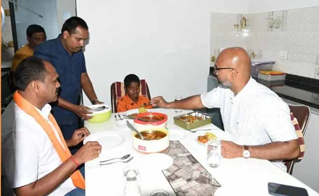 పిల్లాడి హావభావాలకు ఎంపీ ఫిదా.. తనతోపాటు బాలుడికి భోజనం..! పిల్లాడి హావభావాలకు ఎంపీ ఫిదా.. తనతోపాటు బాలుడికి భోజనం..!