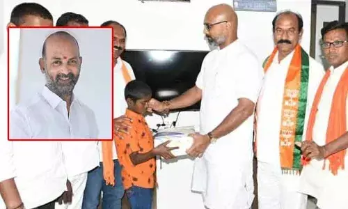 పిల్లోడి హావభావాలకు బీజేపీ ఎంపీలు ఫిదా.. బాలుడికి అండగా ఉంటామన్న బండి సంజయ్..! పిల్లోడి హావభావాలకు బీజేపీ ఎంపీలు ఫిదా.. బాలుడికి అండగా ఉంటామన్న బండి సంజయ్..!