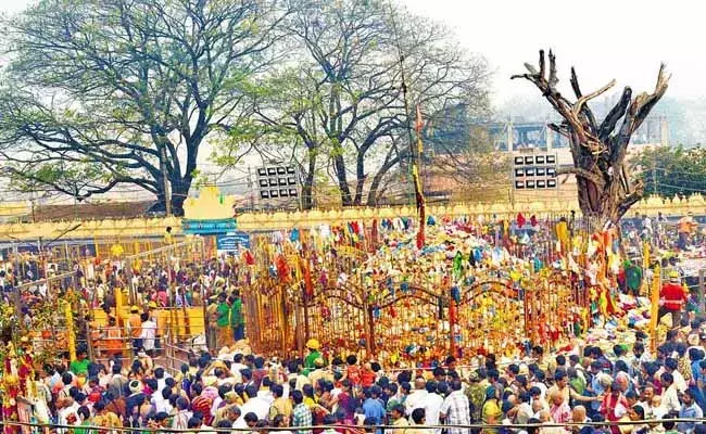 కరోనా ఎఫెక్ట్ :  మేడారంలో సమ్మక్క-సారక్క గుడి మూసివేత..! కరోనా ఎఫెక్ట్ :  మేడారంలో సమ్మక్క-సారక్క గుడి మూసివేత..!