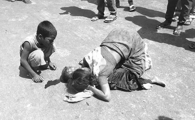 అయ్యో బిడ్డా అప్పుడే ఎల్లి పోయావా.. గుండెలవిసేలా రోదిస్తున్న తల్లి అయ్యో బిడ్డా అప్పుడే ఎల్లి పోయావా.. గుండెలవిసేలా రోదిస్తున్న తల్లి