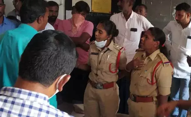 కీచక టీచర్‌.. విద్యార్ధినిలకు అశ్లీల చిత్రాలు చూపిస్తూ..