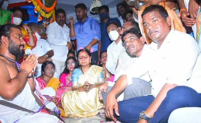 జన్నేపల్లి శివాలయంలో ఎమ్మెల్సీ కవిత ప్రత్యేక పూజలు జన్నేపల్లి శివాలయంలో ఎమ్మెల్సీ కవిత ప్రత్యేక పూజలు