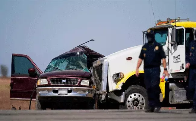 Accident in California: అమెరికాలో ఘోర రోడ్డు ప్రమాదం.. 15 మంది మృతి Accident in California: అమెరికాలో ఘోర రోడ్డు ప్రమాదం.. 15 మంది మృతి