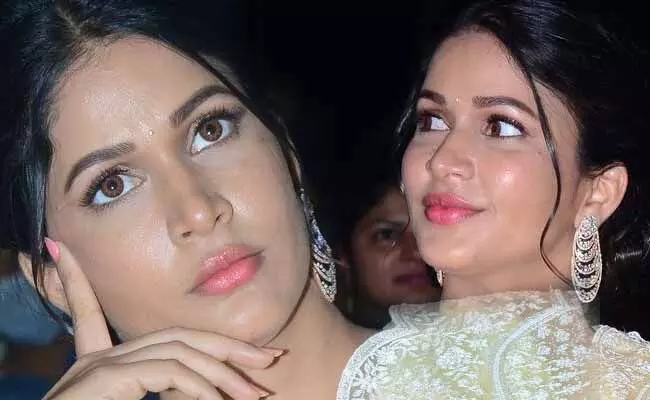 అందాల లావణ్యం! అందాల లావణ్యం!