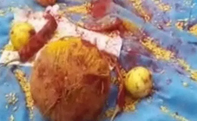 చేతబడి చేస్తున్నారని మహిళతో పాటు ఓ వ్యక్తికి దేహశుద్ధి చేసిన గ్రామస్తులు చేతబడి చేస్తున్నారని మహిళతో పాటు ఓ వ్యక్తికి దేహశుద్ధి చేసిన గ్రామస్తులు