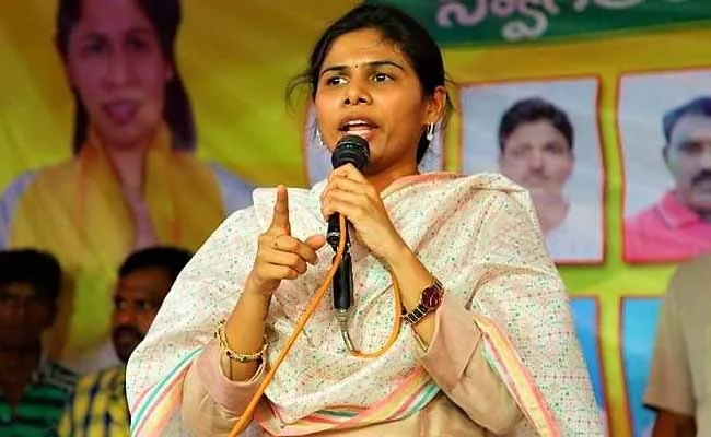 వైసీపీకి గూండాలుగా వాలంటీర్లు పనిచేస్తున్నారు: అఖిలప్రియ వైసీపీకి గూండాలుగా వాలంటీర్లు పనిచేస్తున్నారు: అఖిలప్రియ