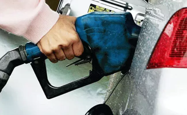 లీటర్ పెట్రోల్ @ 60.. ఎక్కడో చెబితే వెళ్లి..