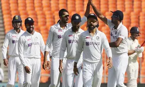 బౌలర్ల మాయ : ఇంగ్లండ్ 205 ఆలౌట్ బౌలర్ల మాయ : ఇంగ్లండ్ 205 ఆలౌట్