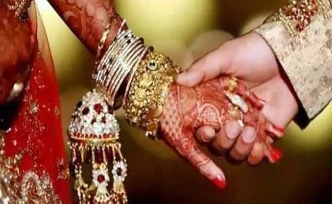 నలుగురితో లవ్.. లక్కీ డ్రాలో ఒక్కరితో పెళ్లి.. ! నలుగురితో లవ్.. లక్కీ డ్రాలో ఒక్కరితో పెళ్లి.. !