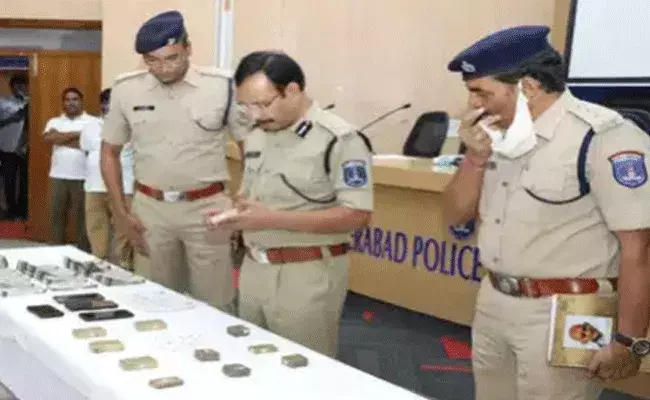 తాకితే బంగారం ఇనుము అవుతుందని సినీపక్కీలో మోసం